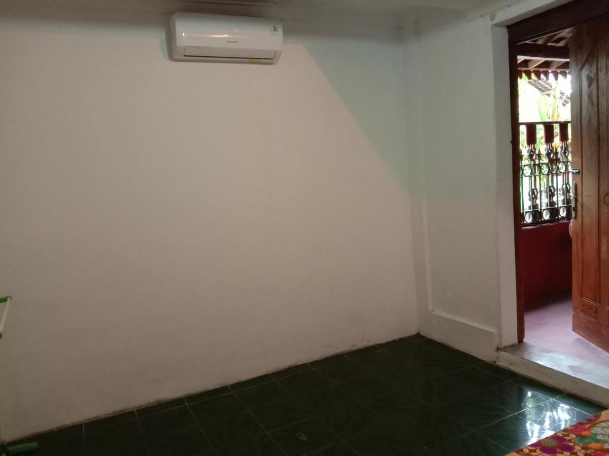 Rumah Ukhi Guest House Cebongan Exterior foto